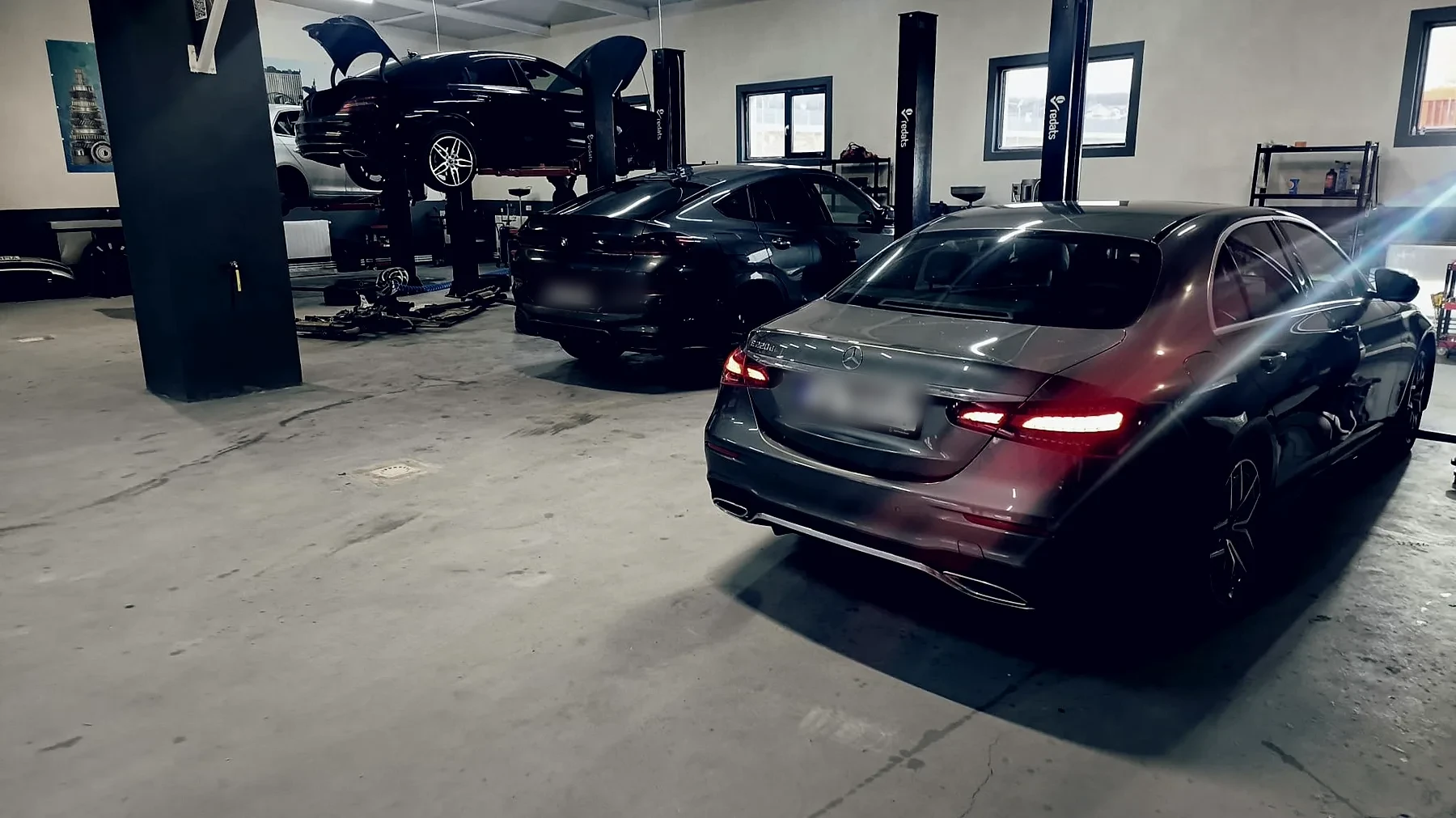 Mercedes E-Class, BMW X6 și un Mercedes GLE pe elevator, la service-ul ALN din Șelimbăr